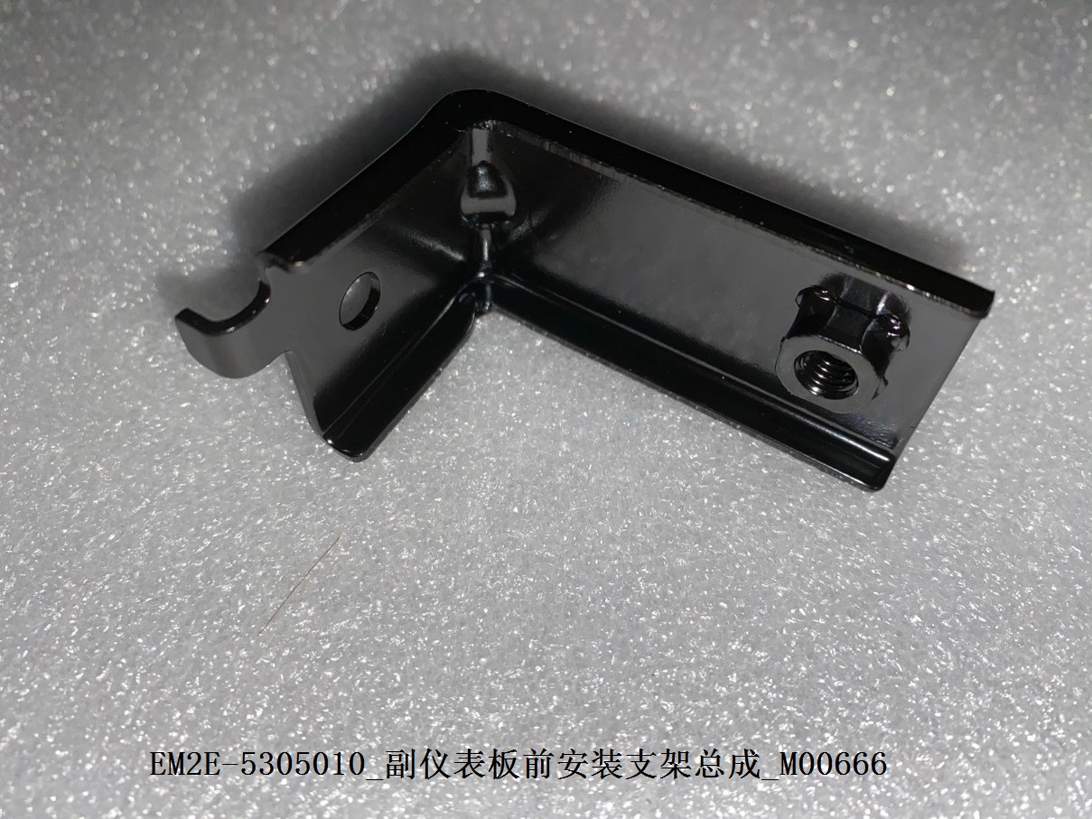 Passenger IP front mounting bracket assembly