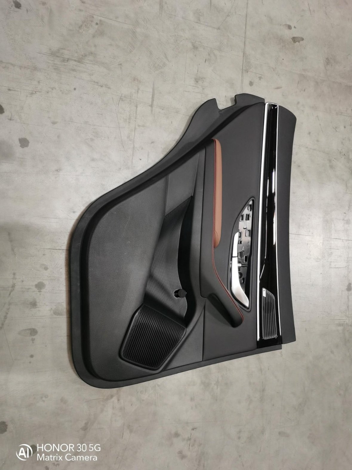 Left rear door trim panel assembly - Deep Black 5