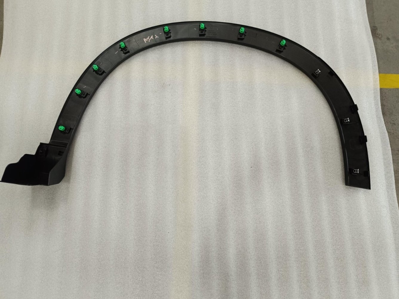 Left front wheel arch (fender eyebrow) trim panel assembly