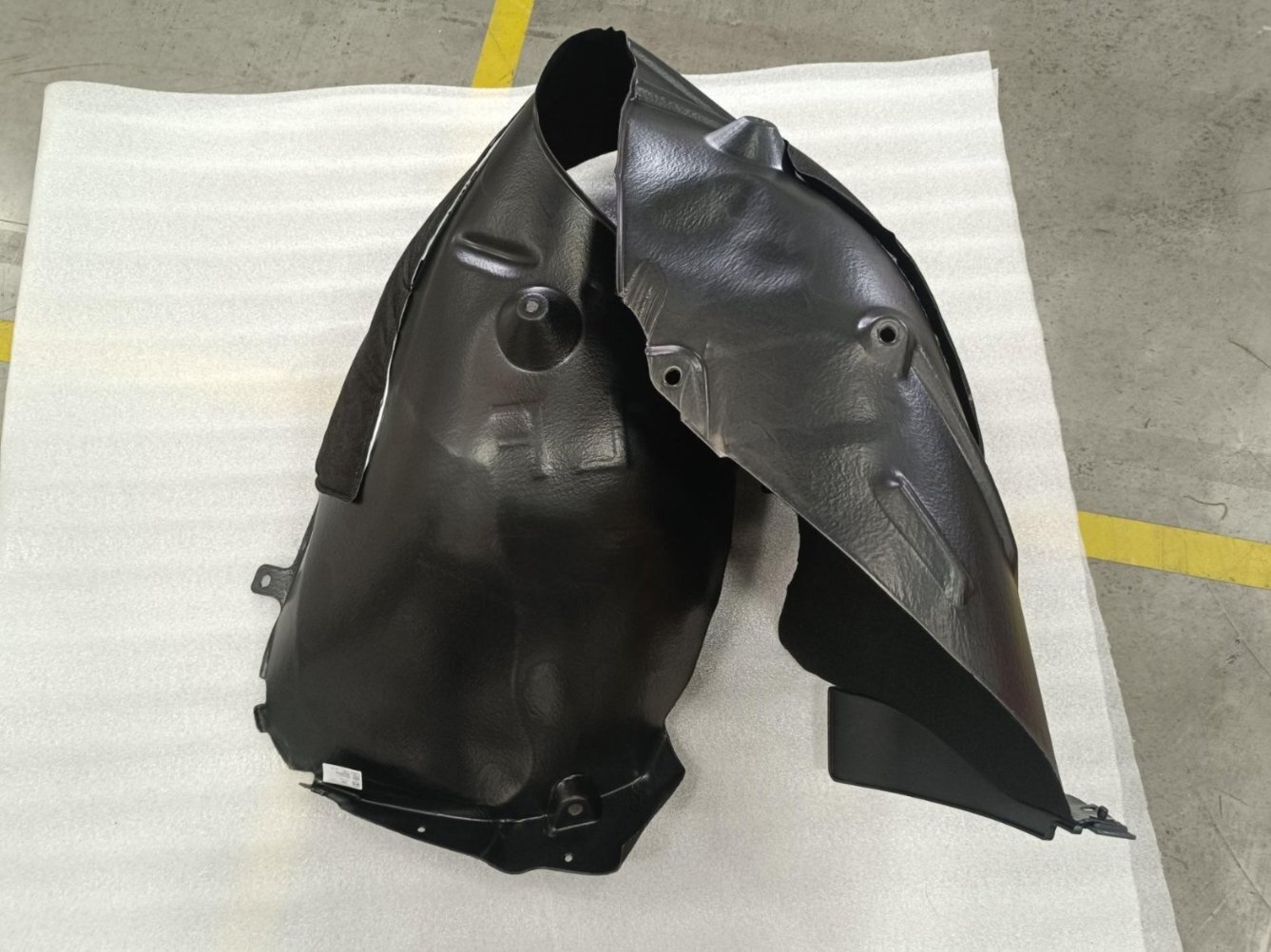 Left front mudguard / splash shield assembly