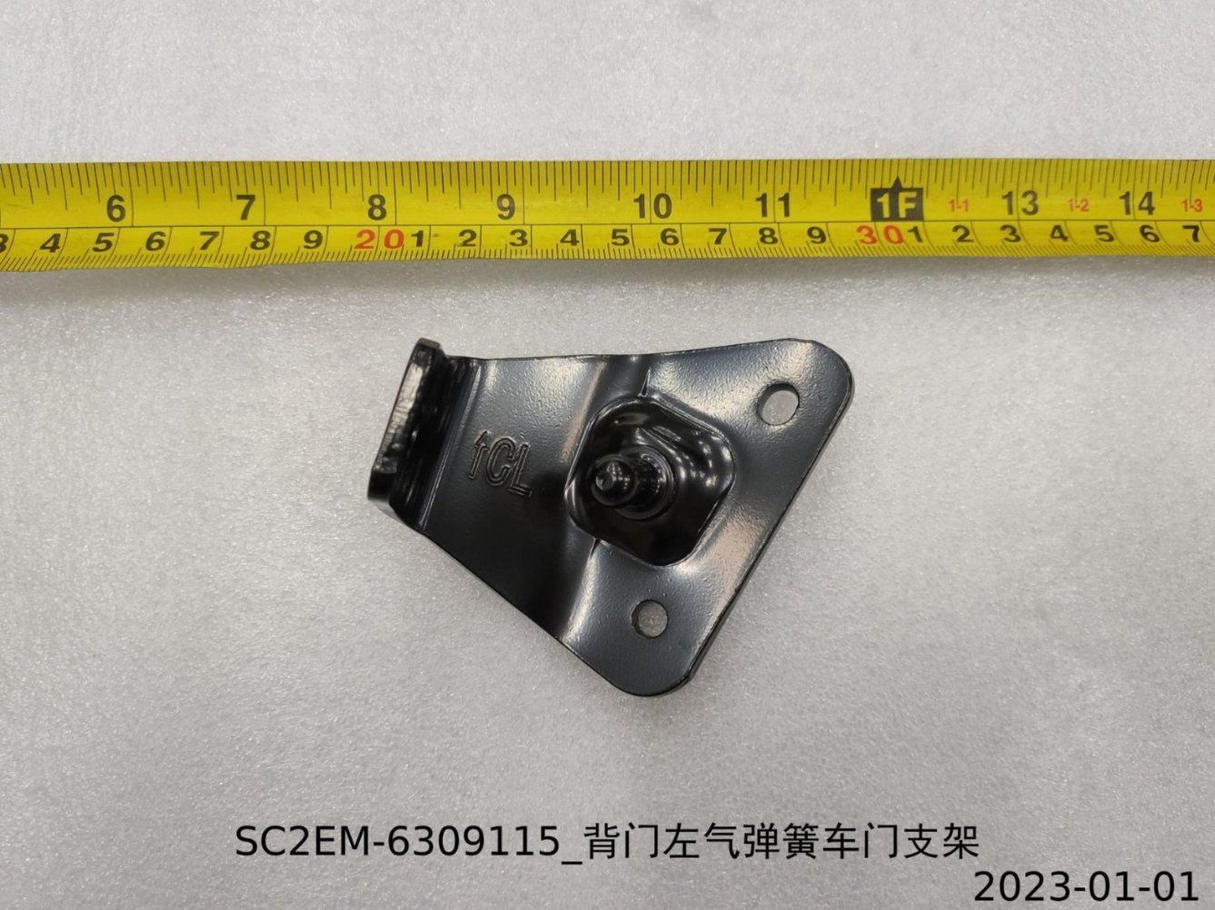 Tailgate left gas spring door-side bracket