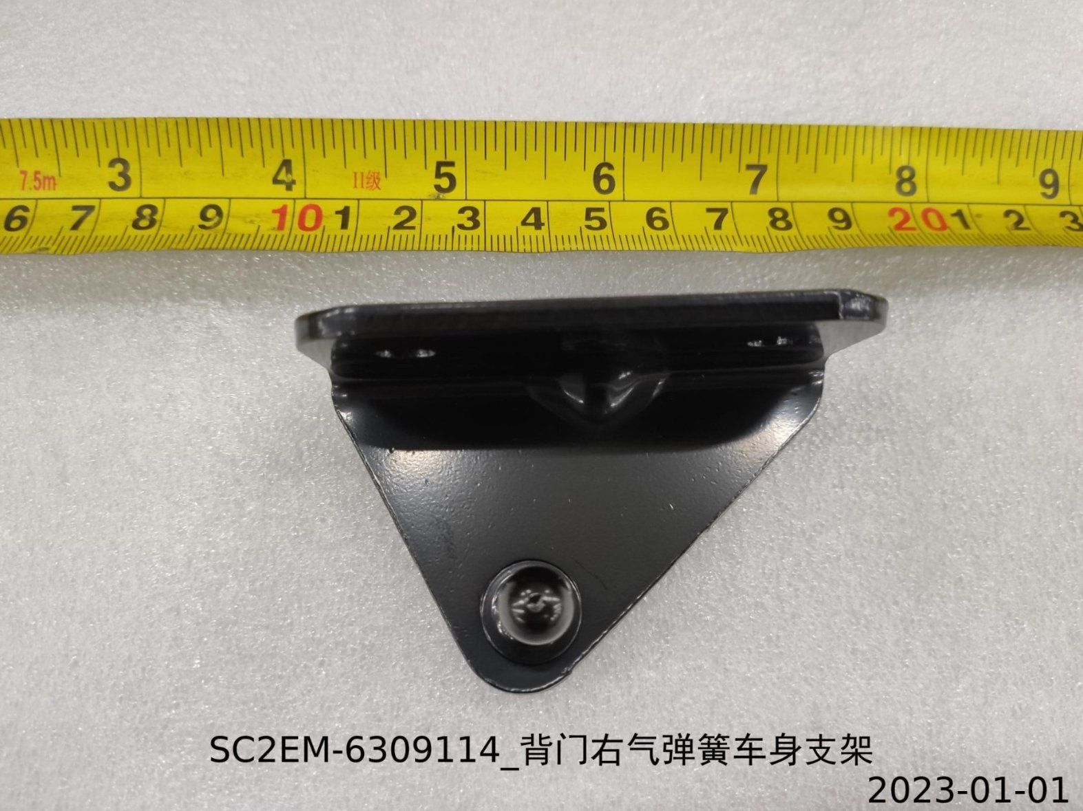 Tailgate right gas spring body-side bracket