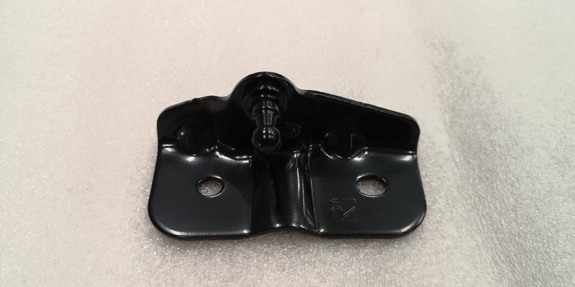Tailgate right gas spring body-side bracket