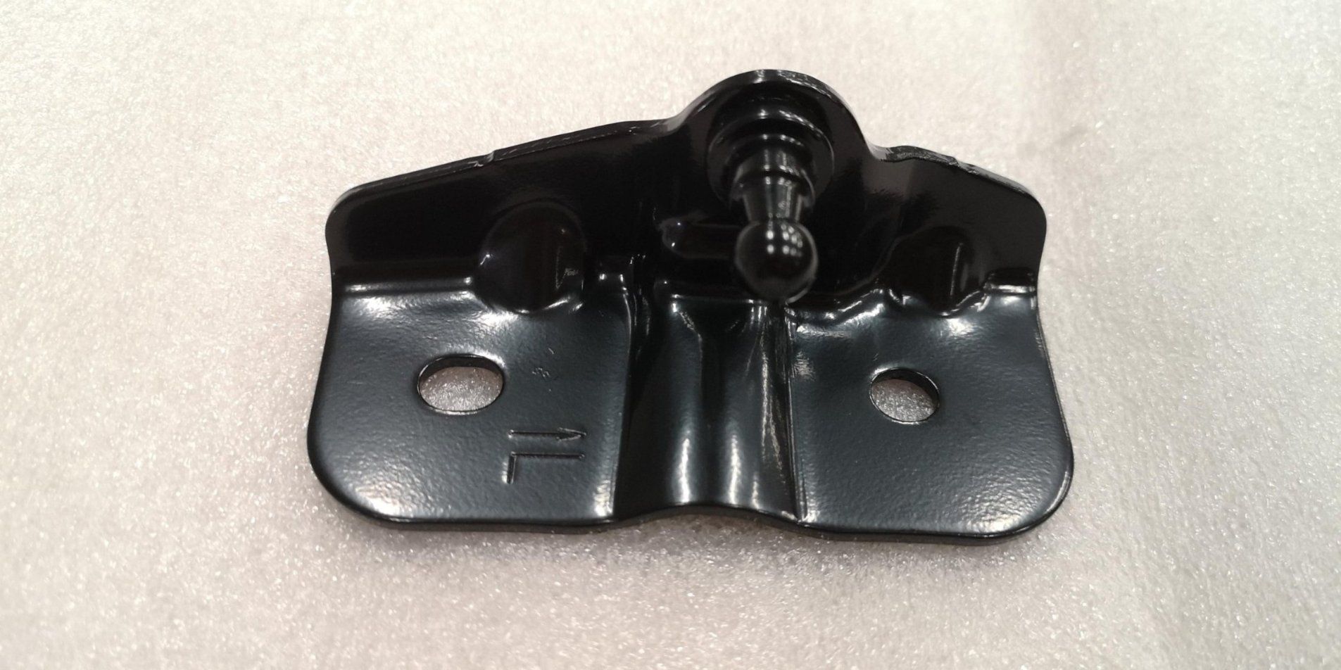 Tailgate left gas spring body-side bracket