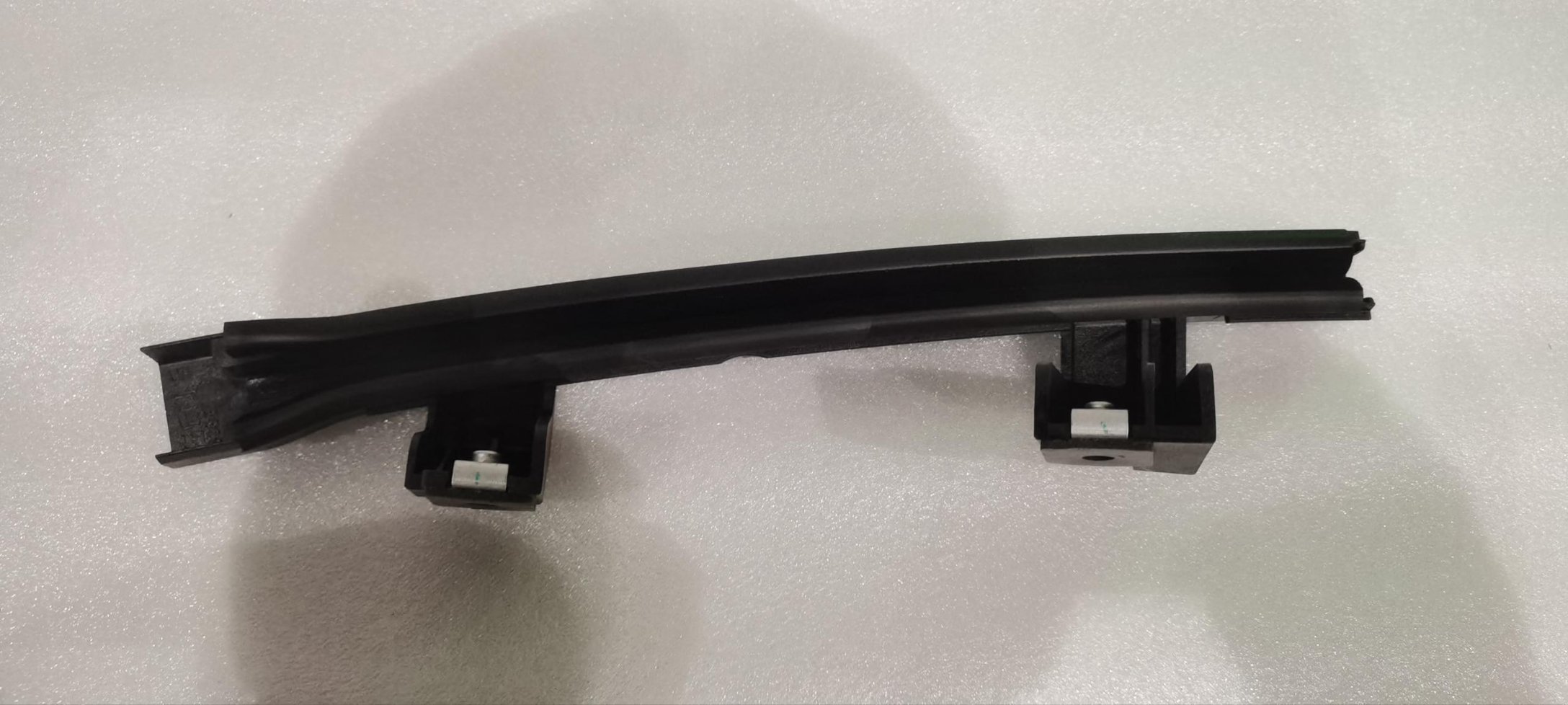 Left rear door rear sliding run channel and glass guide assembly