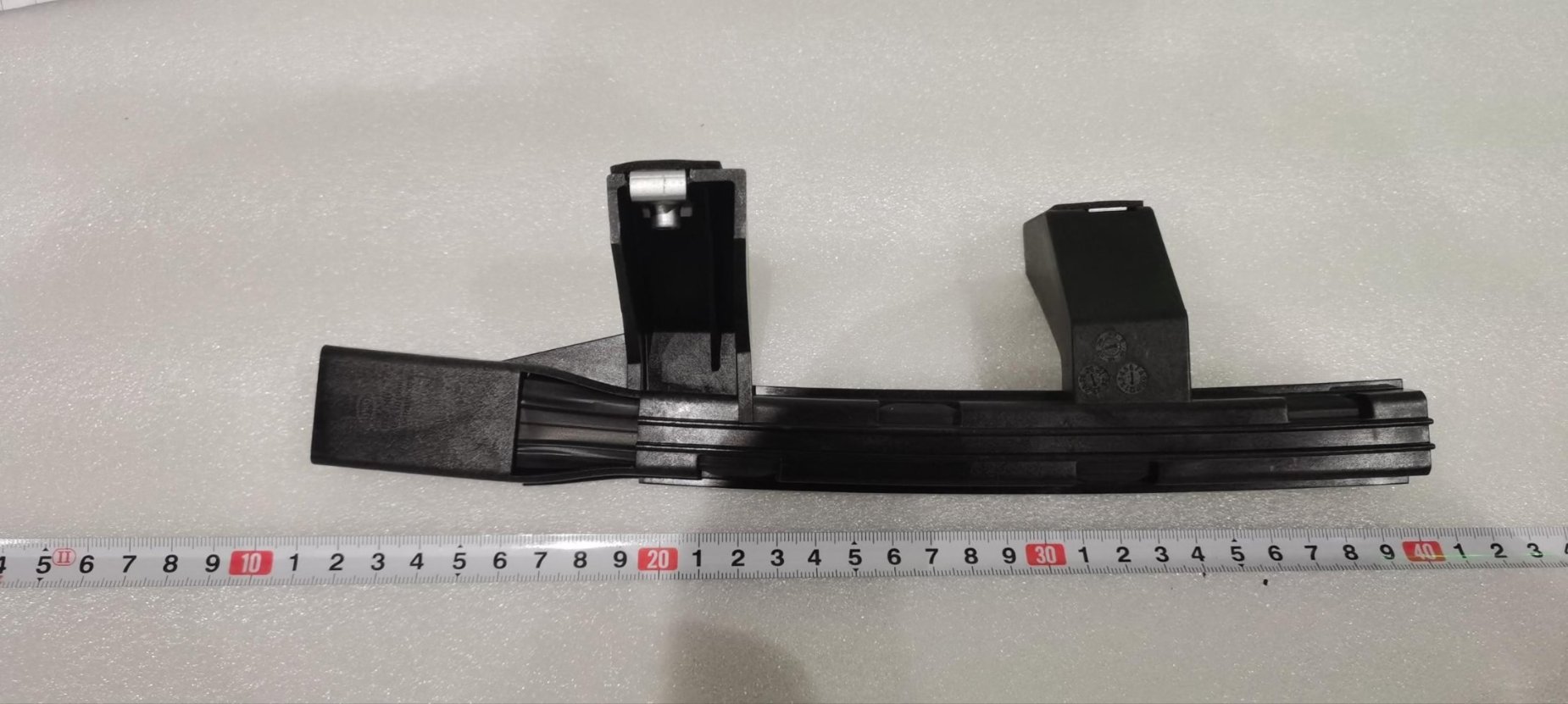 Right front door front sliding guide rail and glass run channel assembly