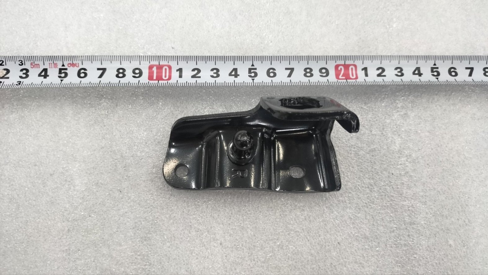 Tailgate right gas spring door-side bracket