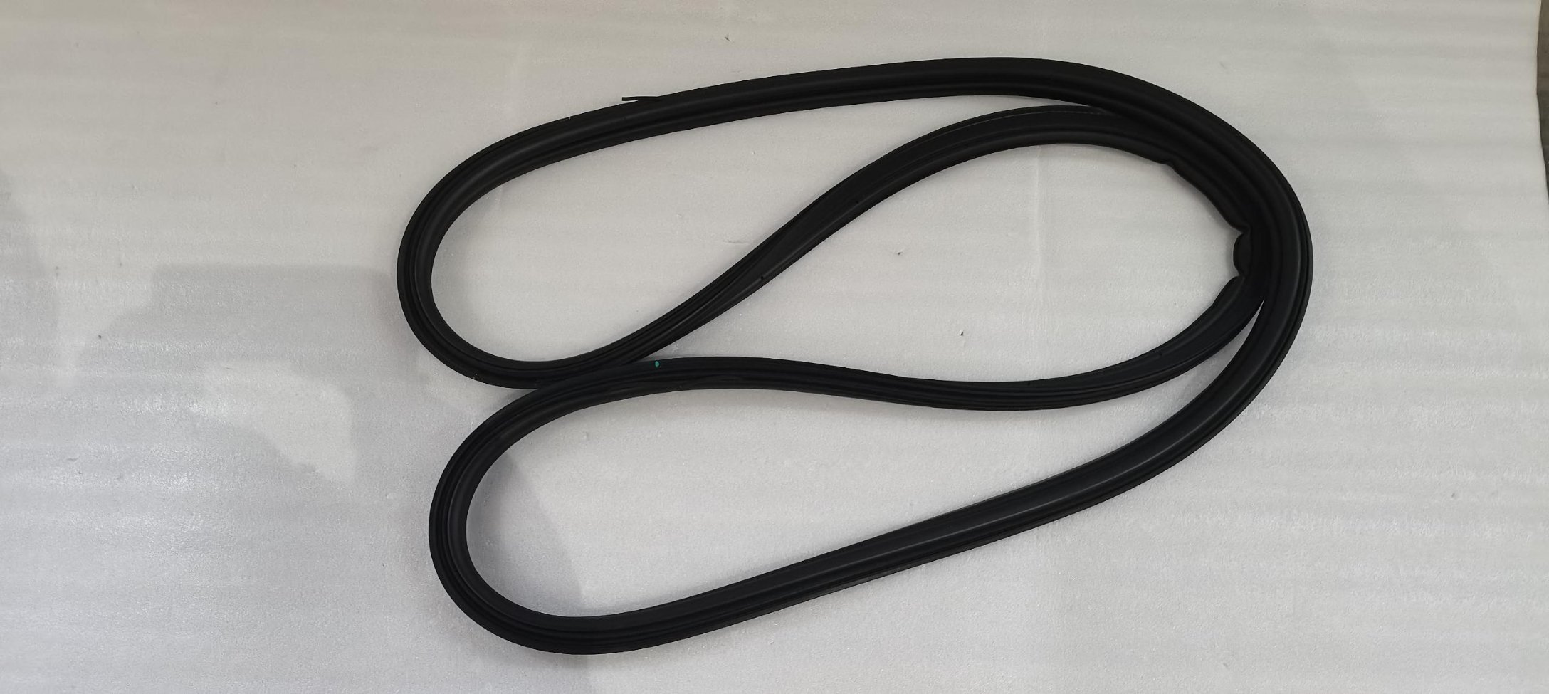 Tailgate frame weatherstrip