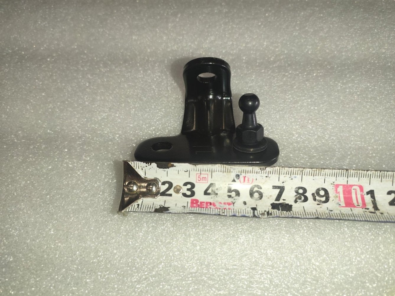 Tailgate left gas spring door-side bracket