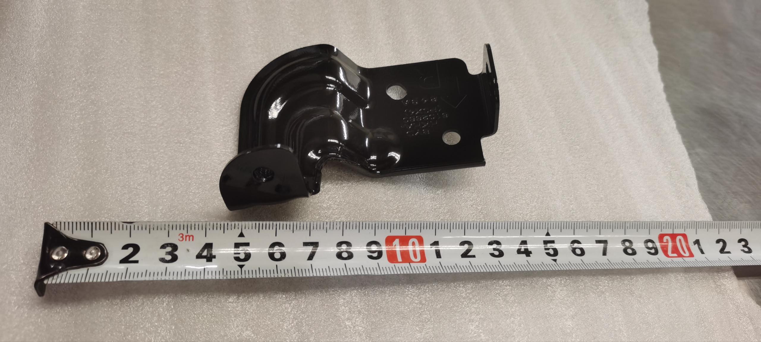 Right front door handle bracket assembly