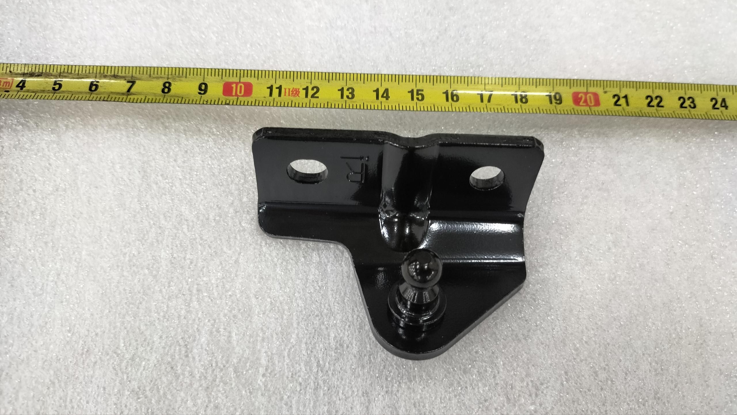 Tailgate right gas spring body-side bracket