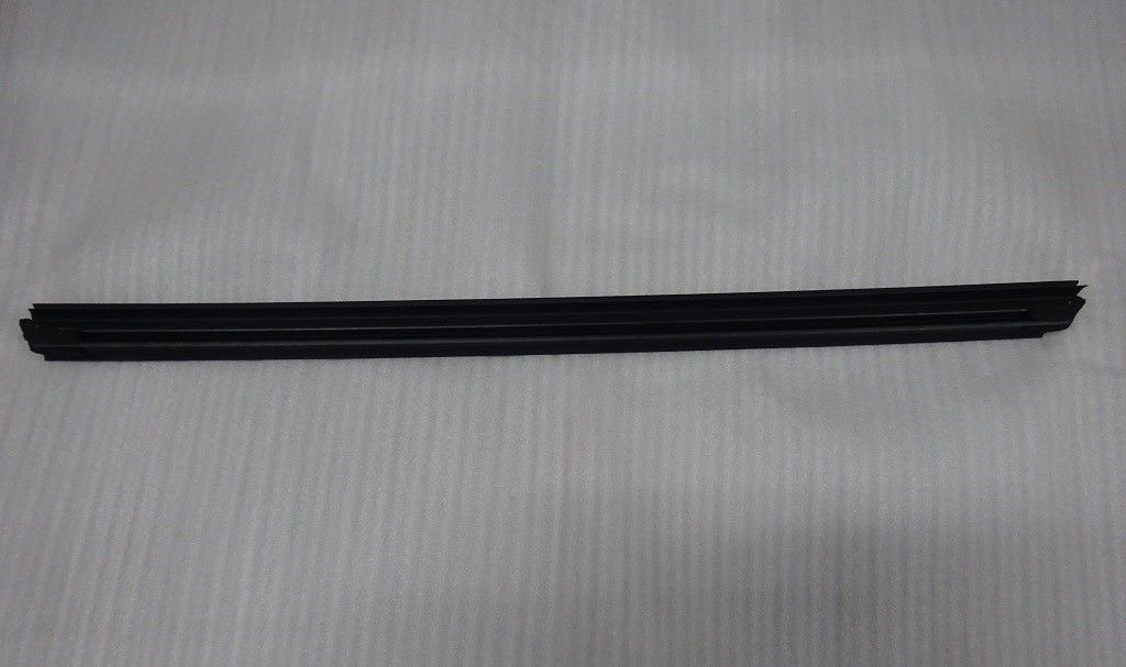 Right front door inner weatherstrip