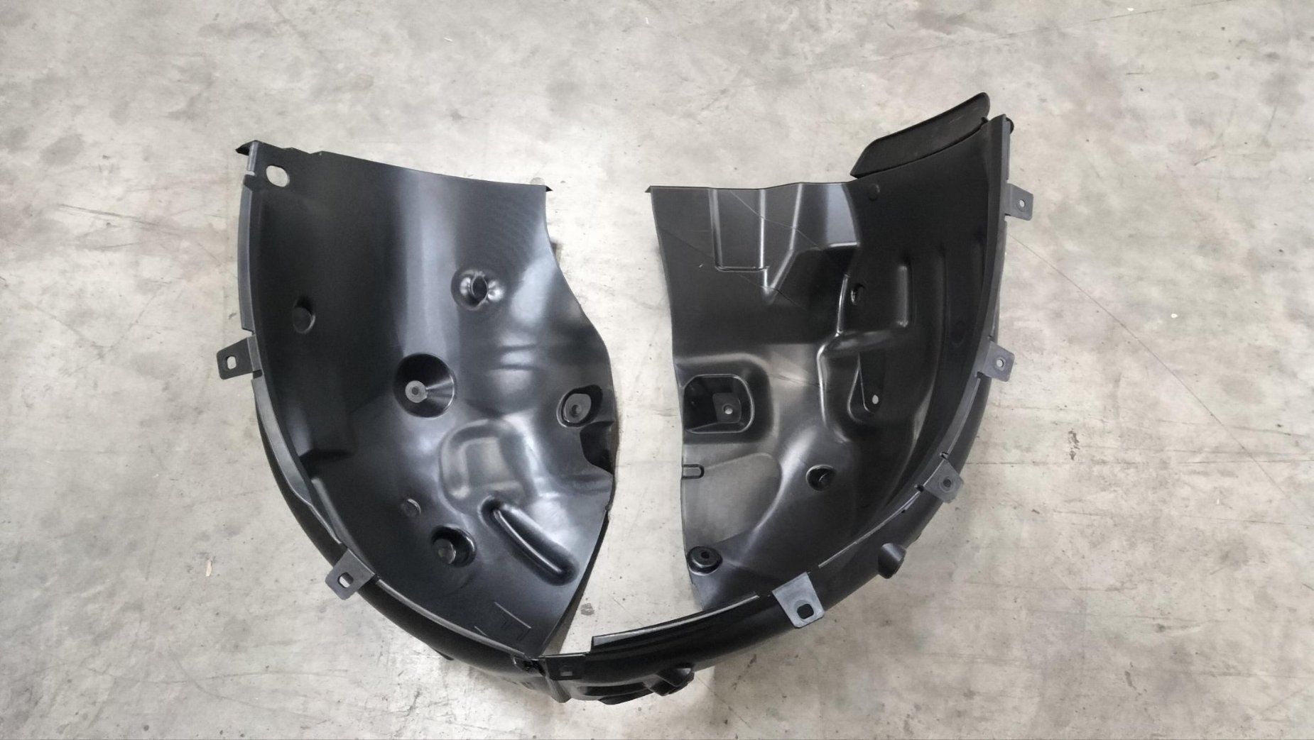 Left front mudguard / splash shield assembly