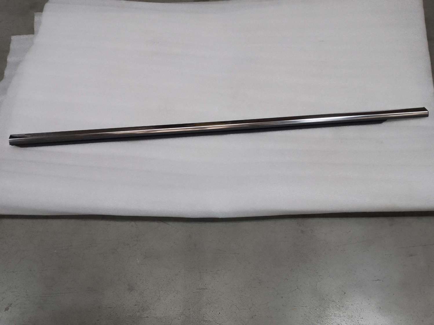 Right front door outer weatherstrip