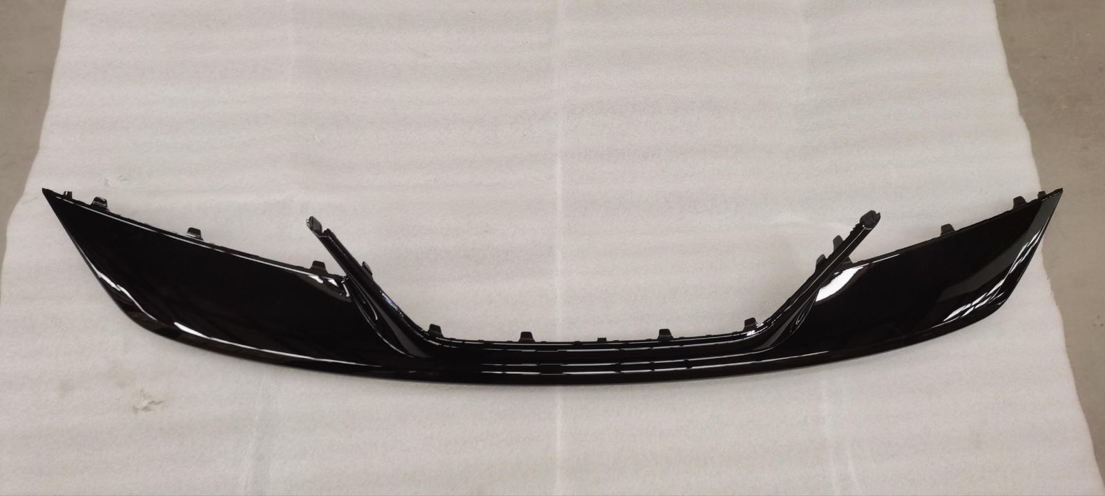 Front bumper lower trim I - high-gloss black