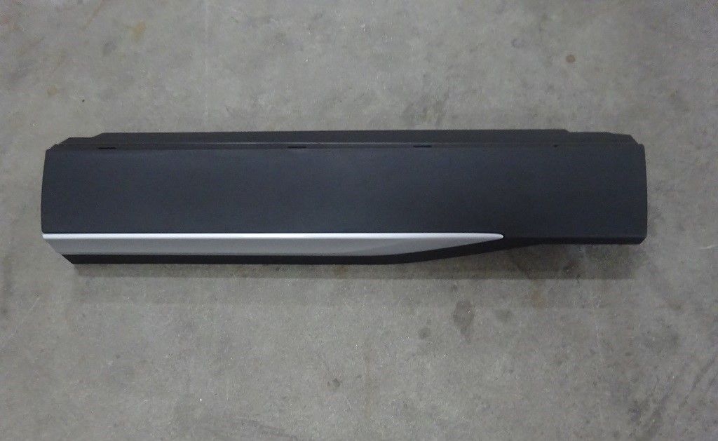 Right rear door skirt panel assembly
