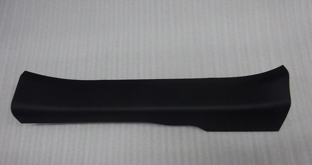Left Rear Door Sill Scuff Plate Assembly - Deep Black 5