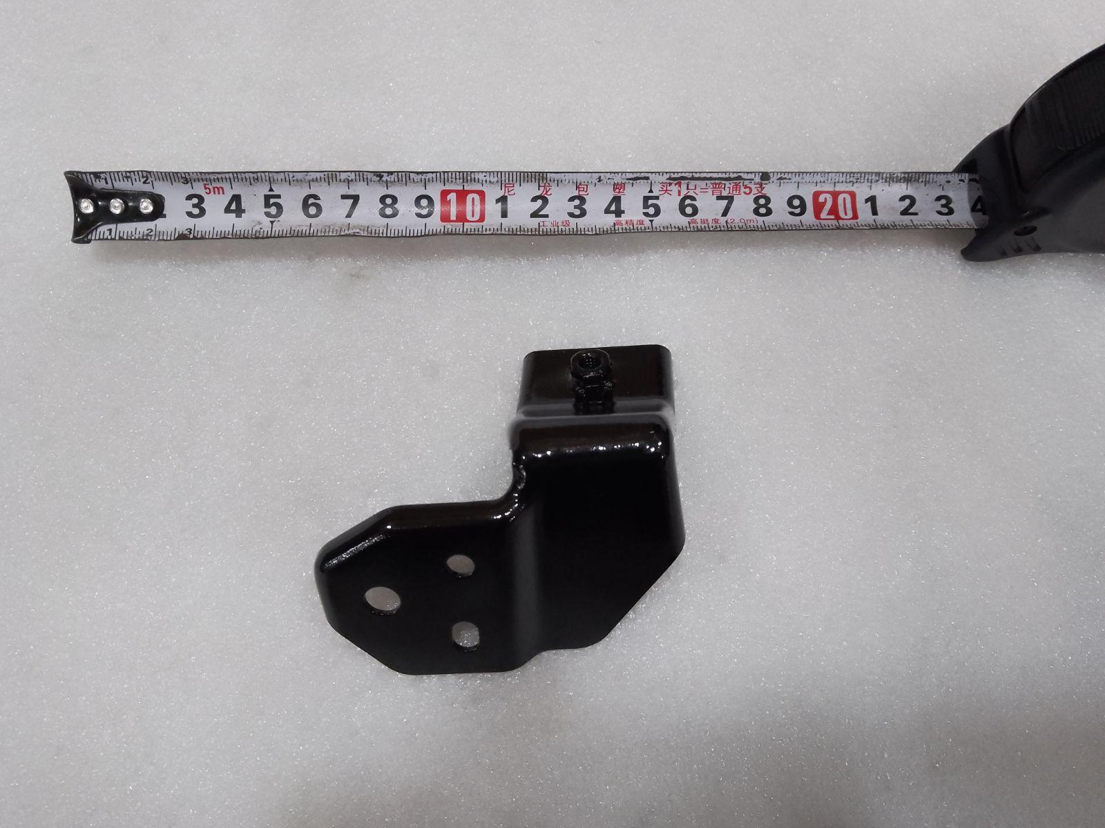 Right front door handle bracket assembly