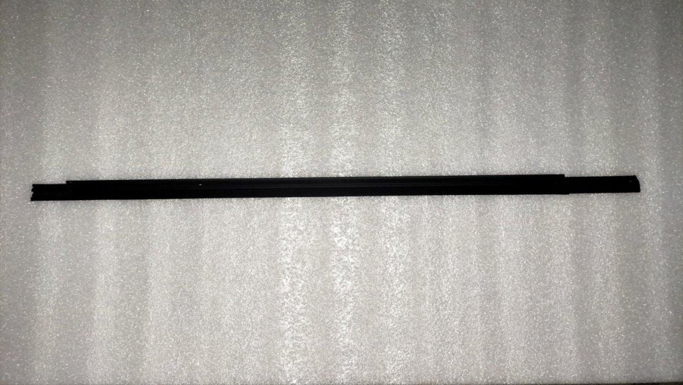 Left front door exterior belt weatherstrip assembly