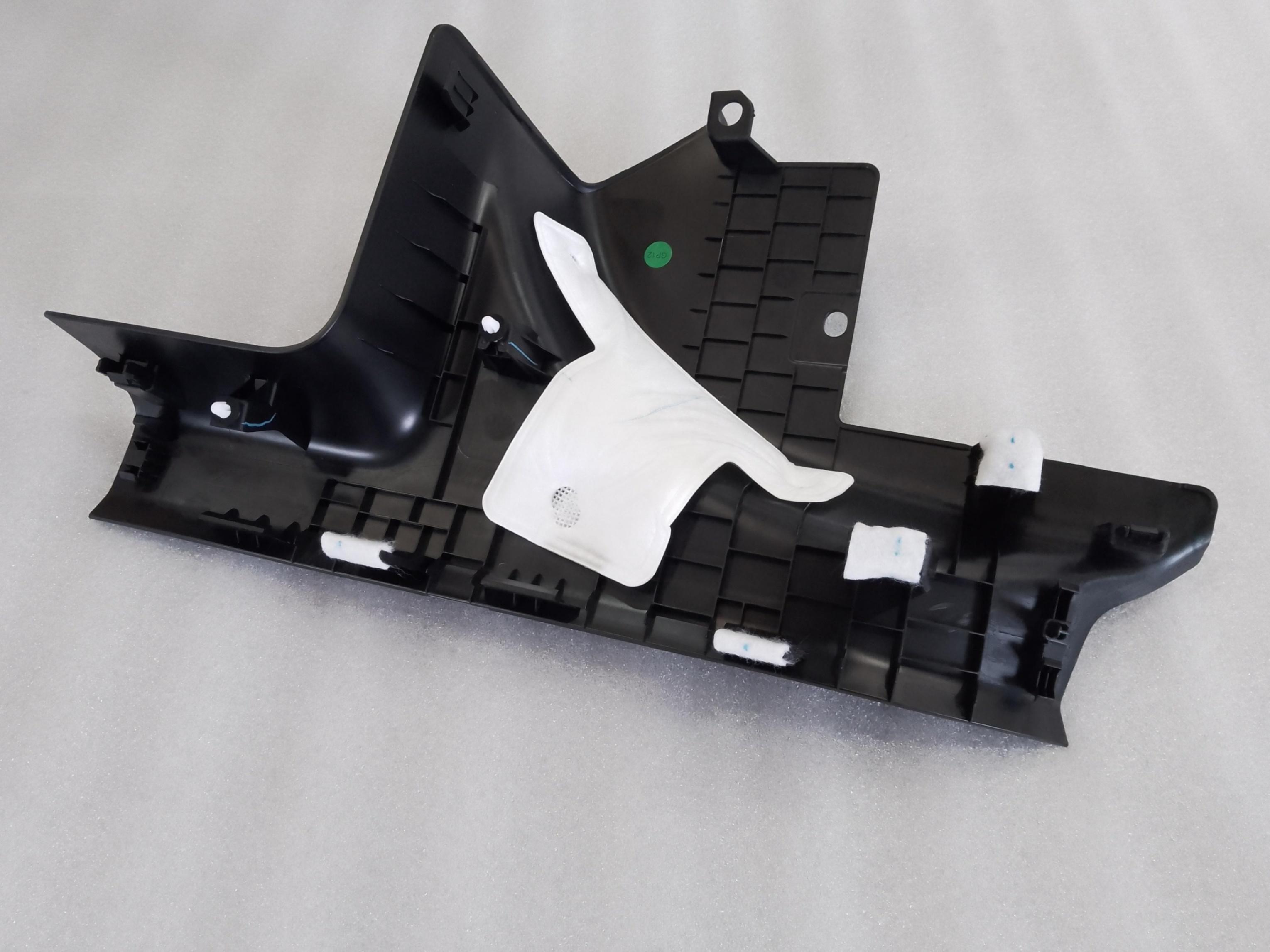 Right rear door sill trim panel assembly - Deep Black 5