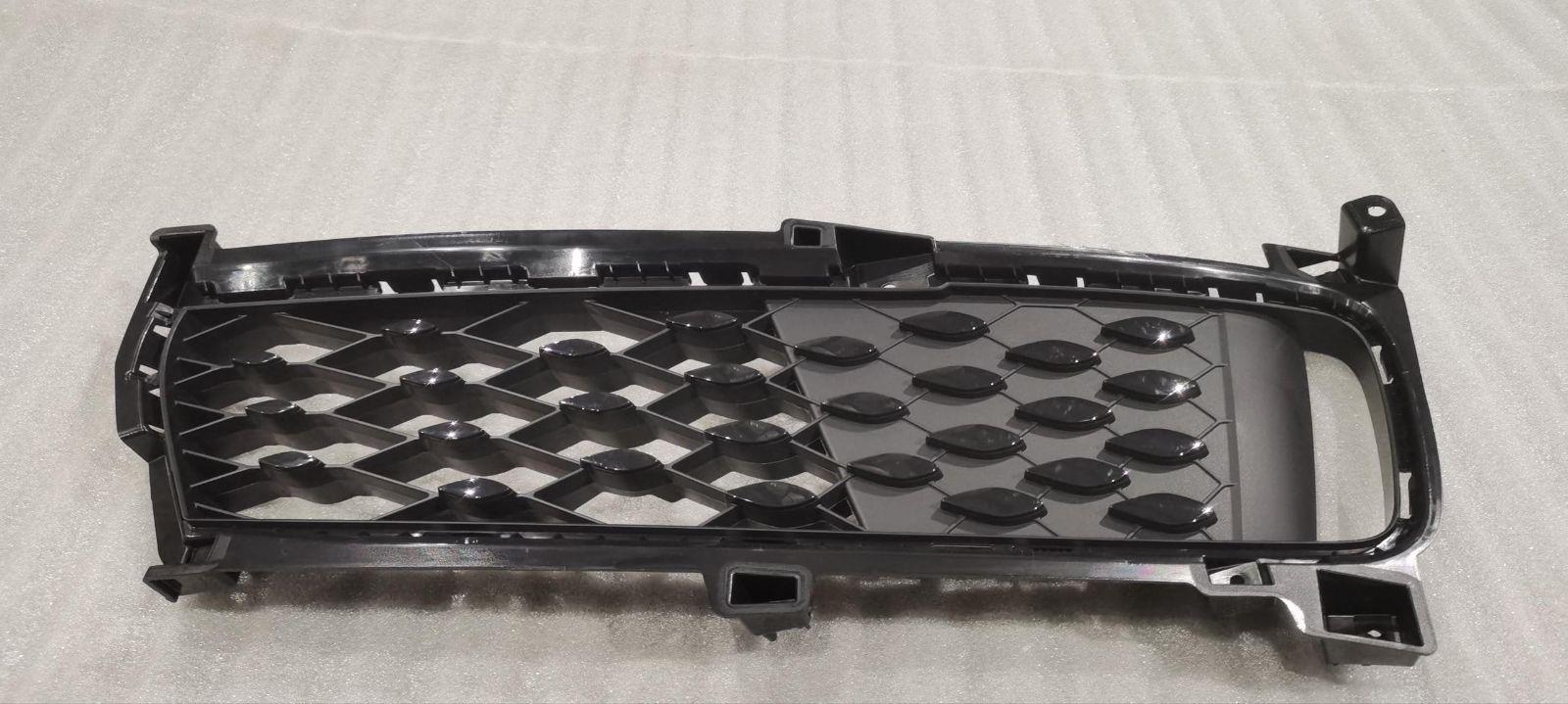 Front bumper right lower grille