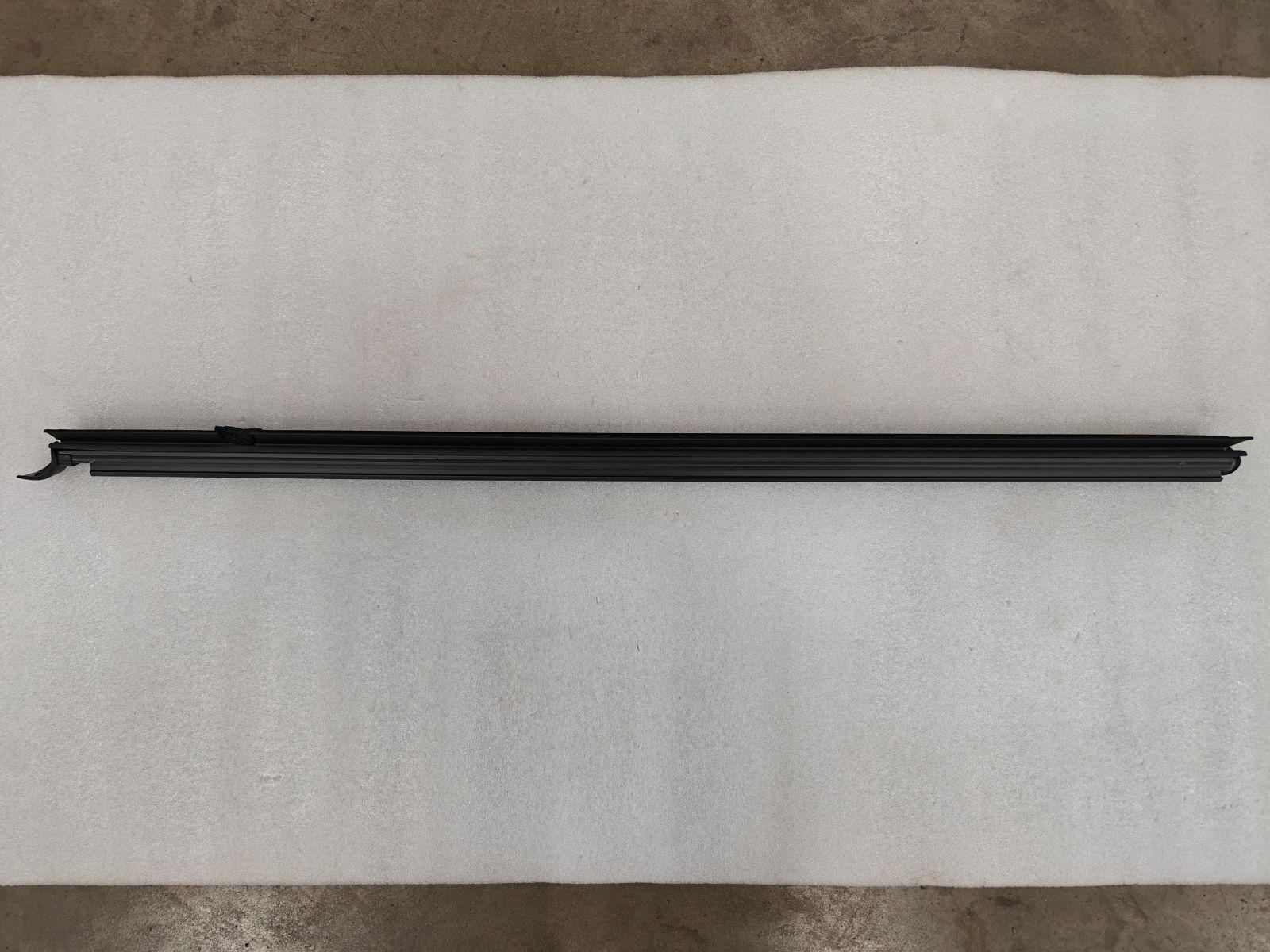 Right front door inner weatherstrip assembly