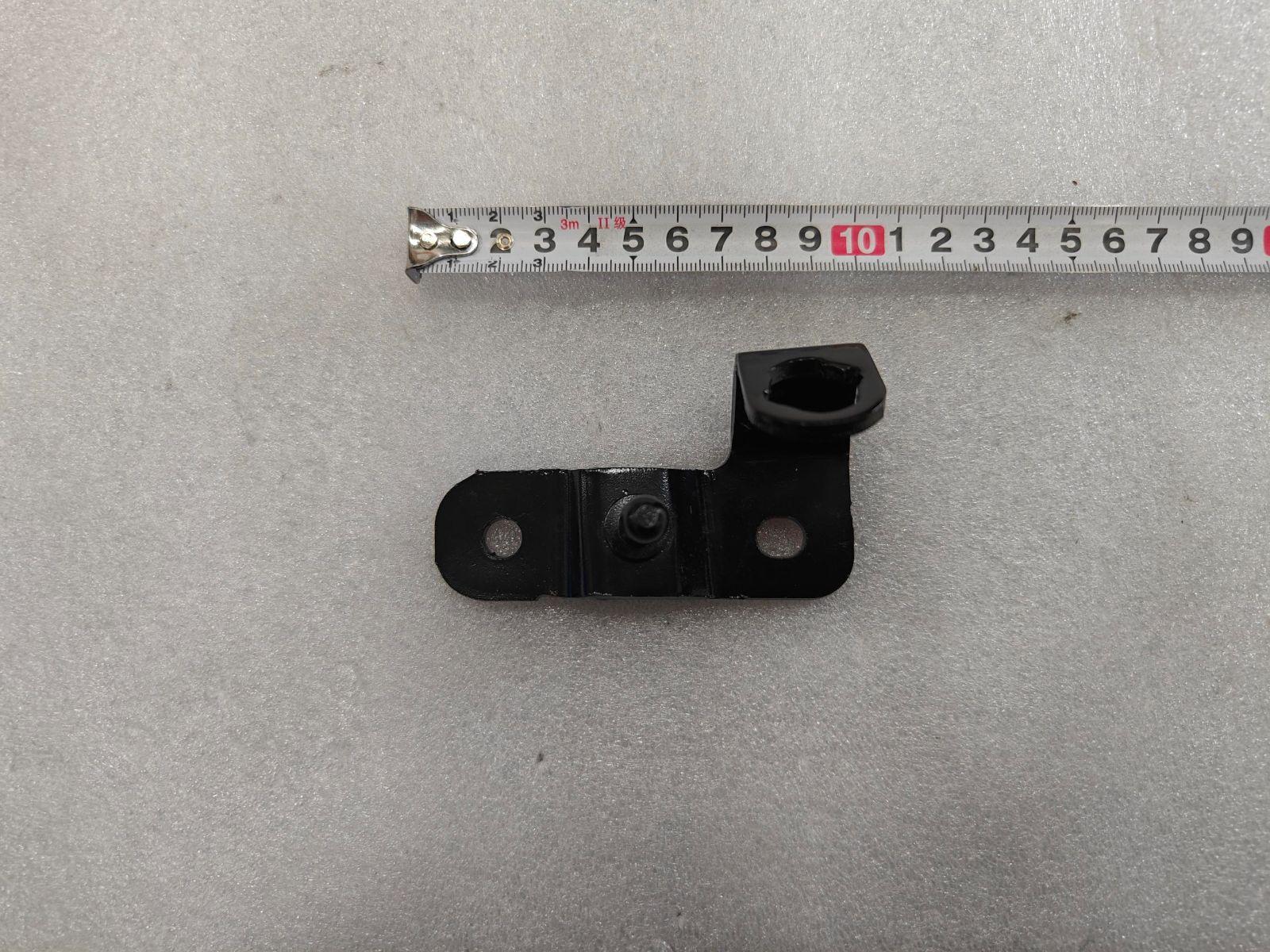 Tailgate right gas spring door-side bracket