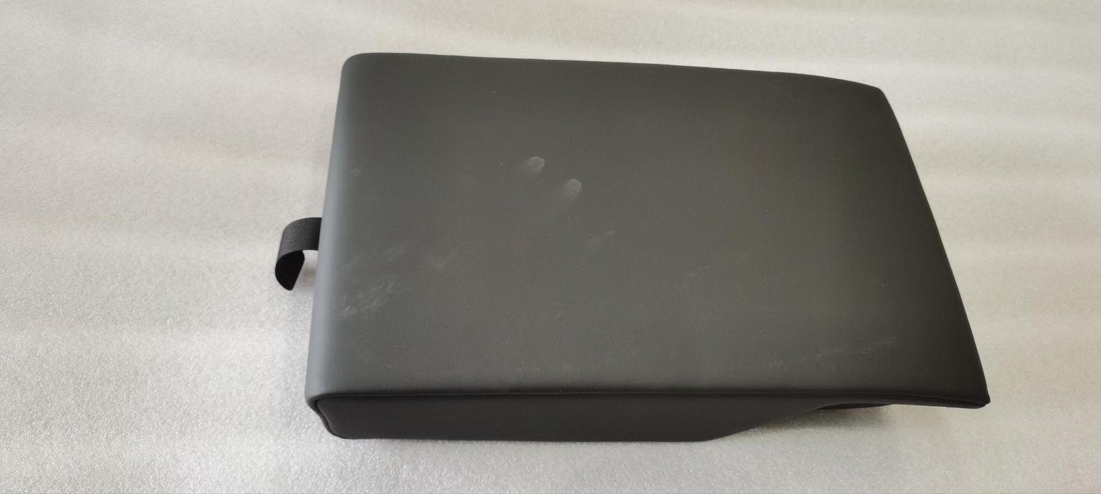 Rear Seat Centre Armrest Assembly - Deep Black 5