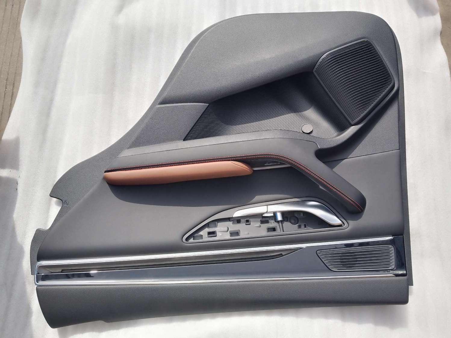 Right rear door trim panel assembly - Deep Black 5