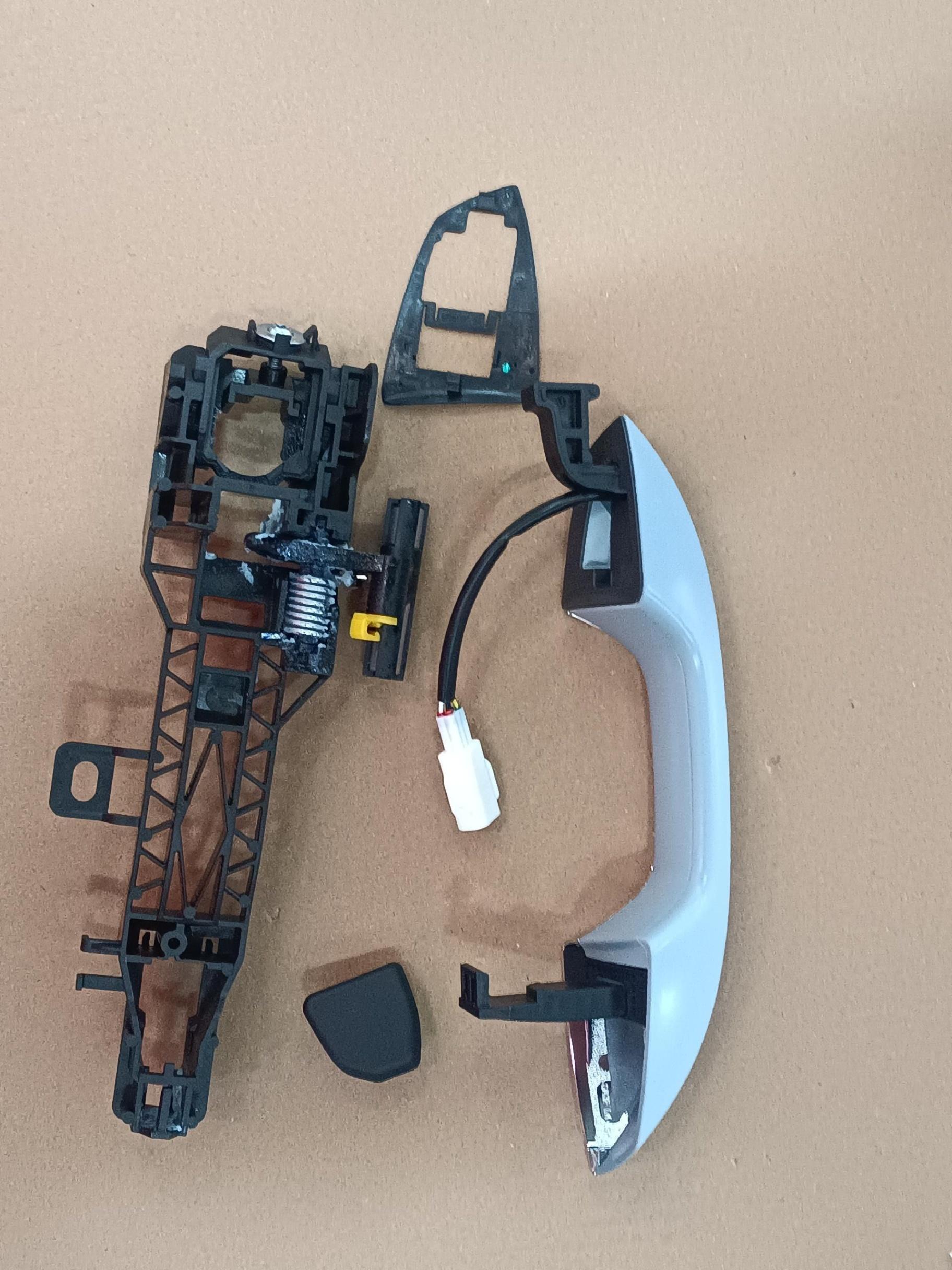 Left front door exterior handle assembly