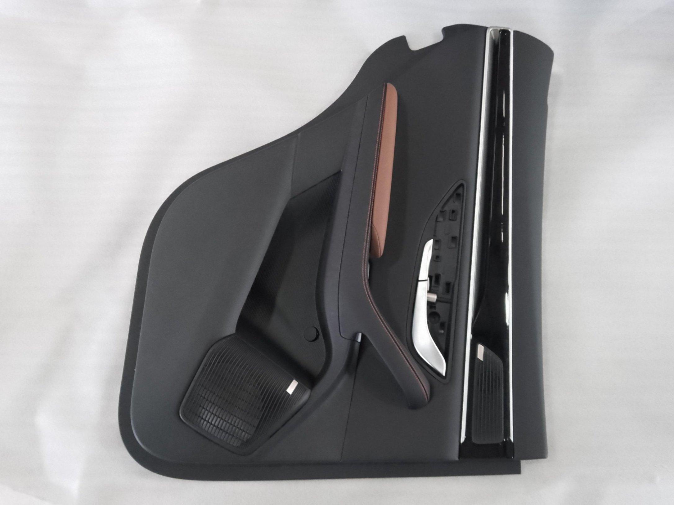 Left rear door trim panel assembly - Deep Black 5