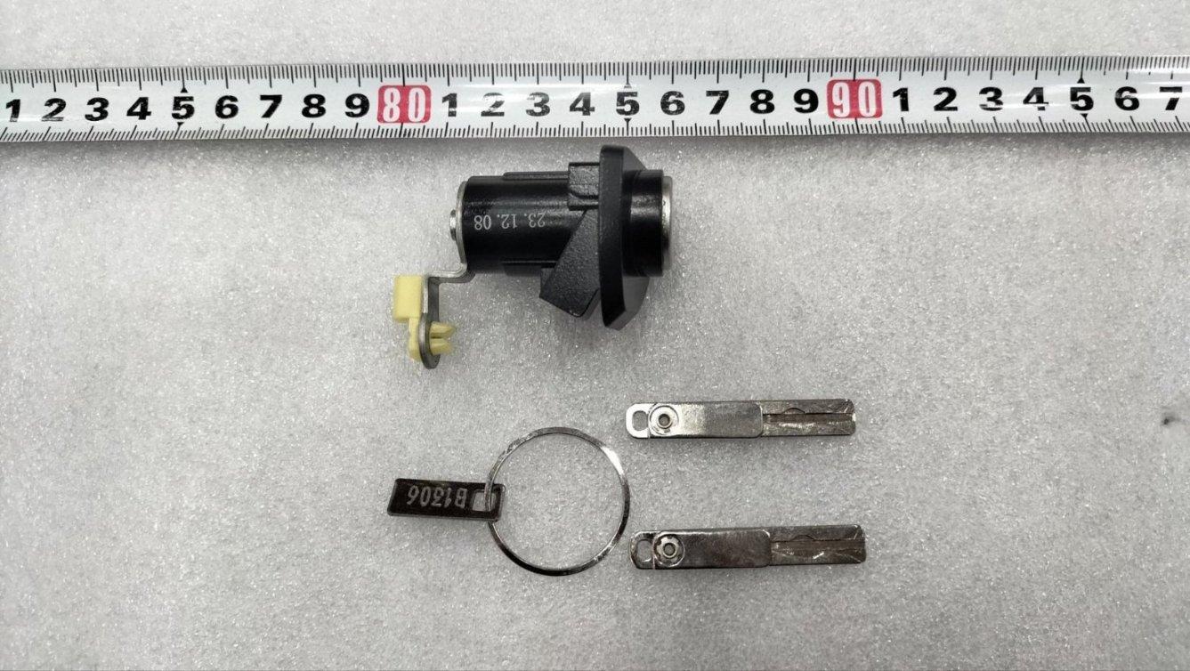 Vehicle lock cylinder and key assembly
