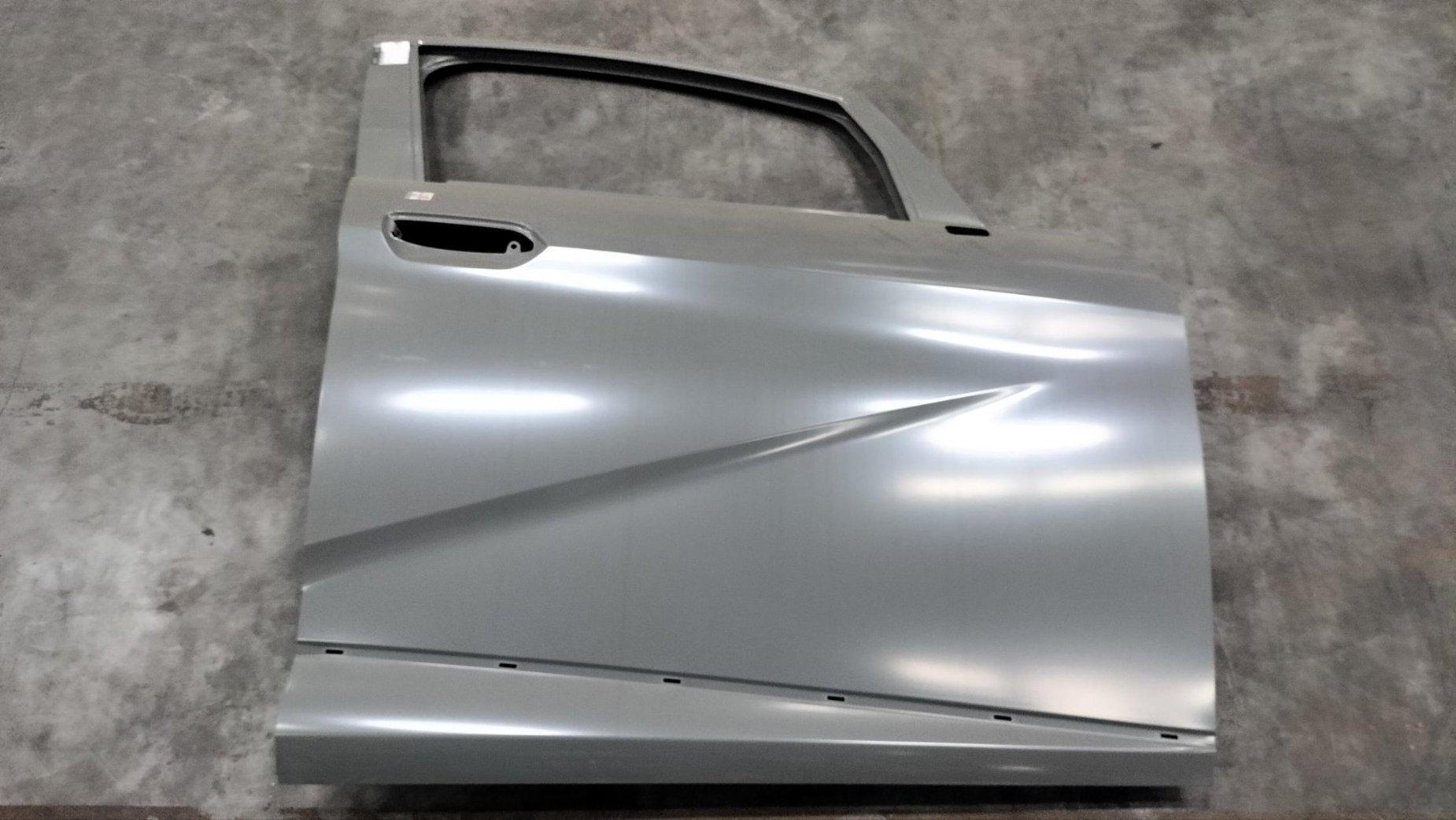 Right front door assembly