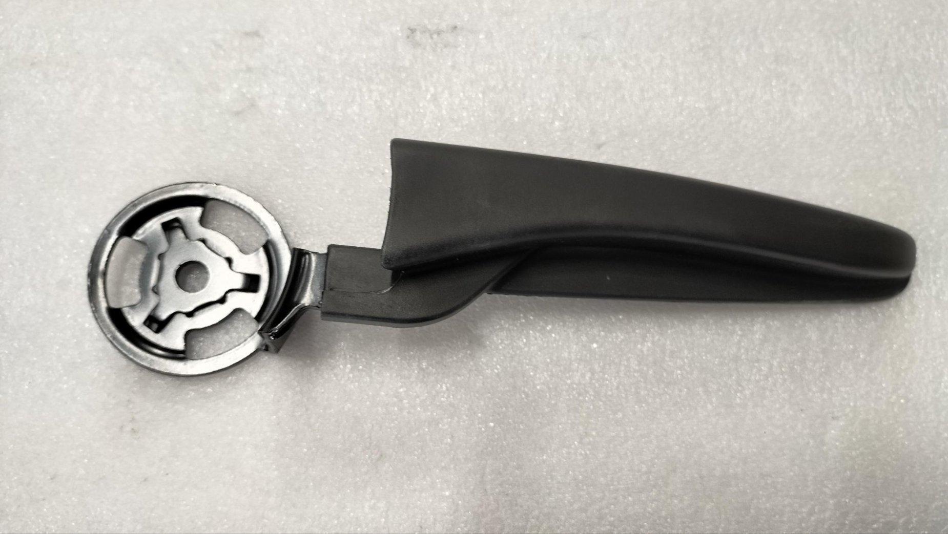 Front passenger height adjustment handle
