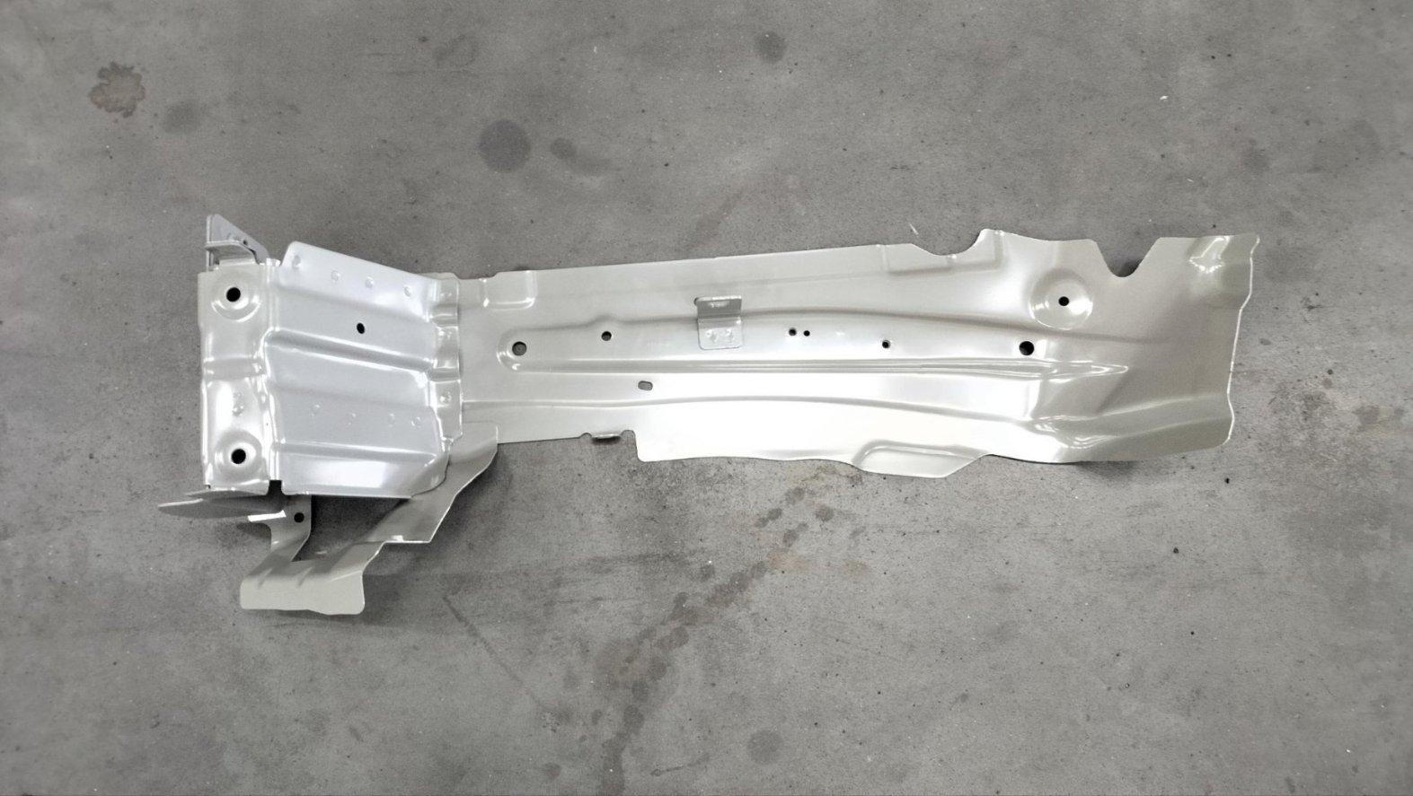 Right front rail sealing plate assembly
