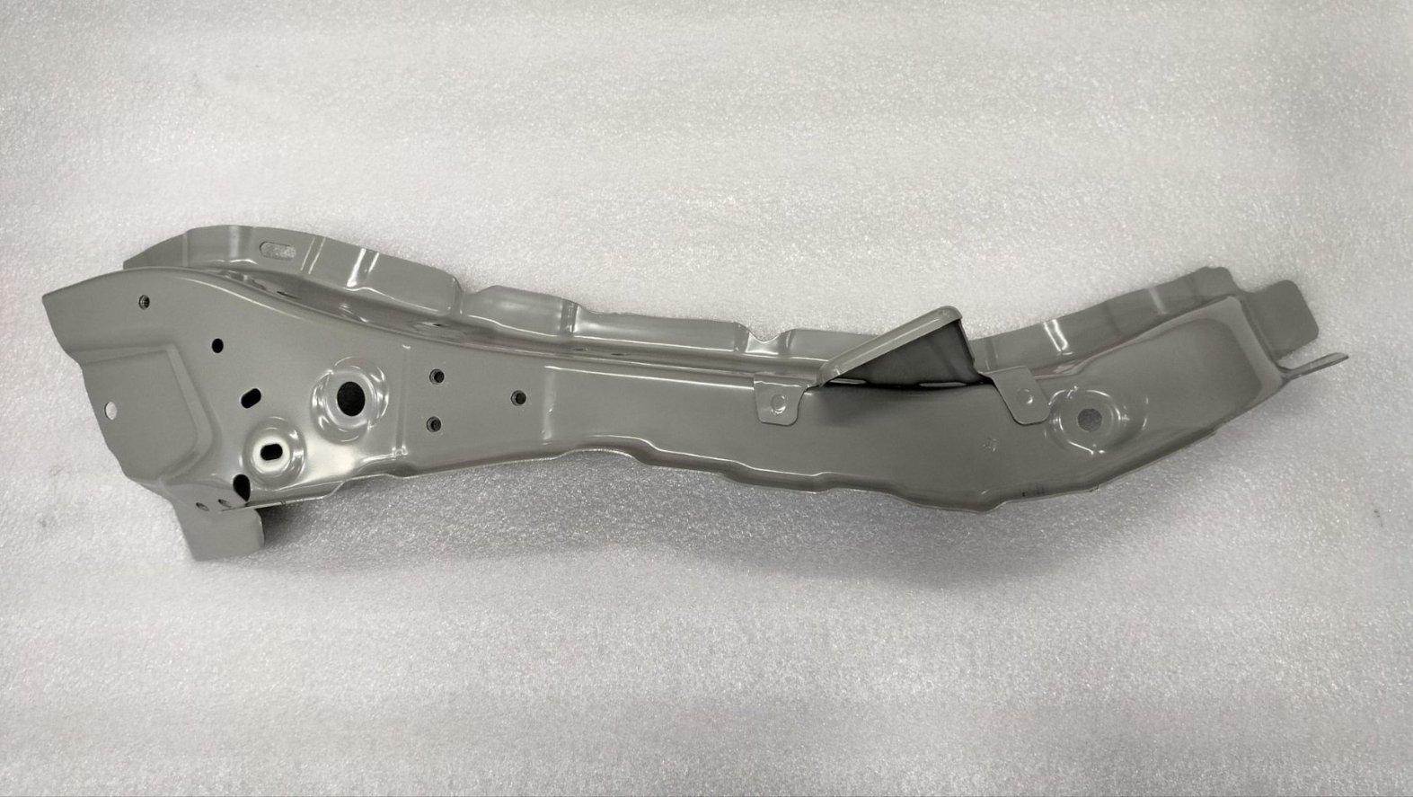 Right front wheelhouse upper rail assembly