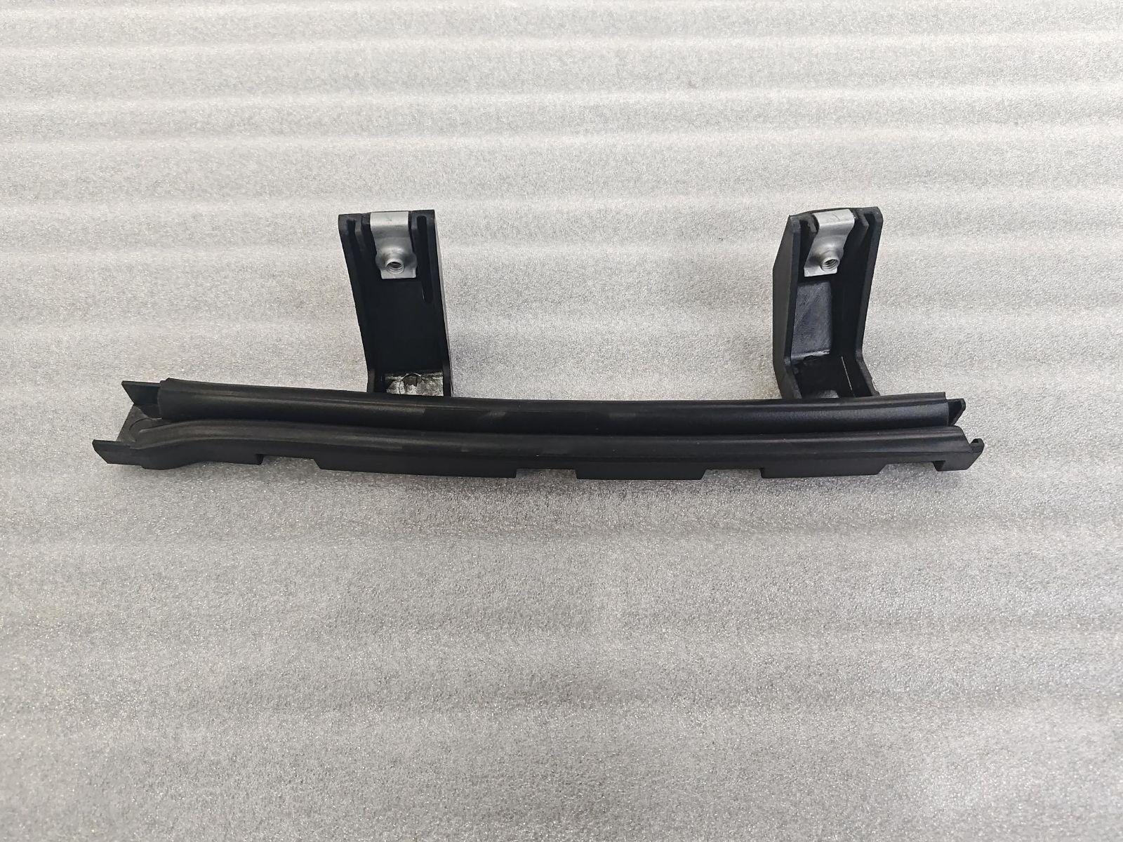 Left rear door front sliding run channel and glass guide assembly