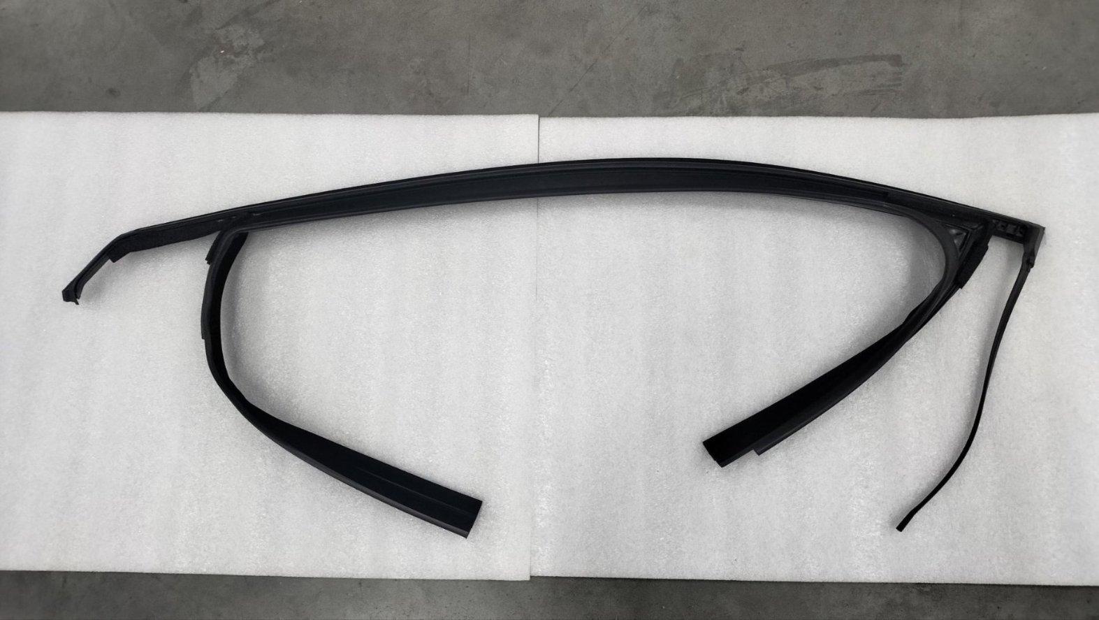 Right front door glass run channel assembly