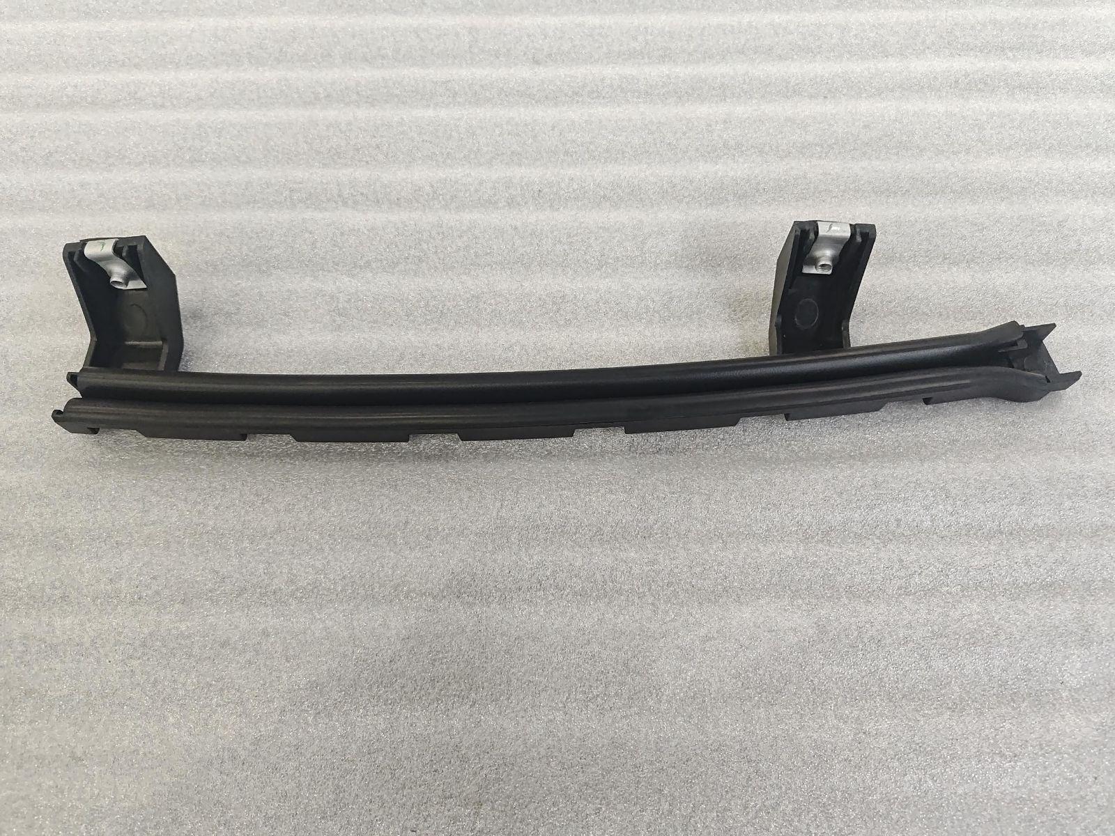 Left front door movable guide rail and glass run channel assembly
