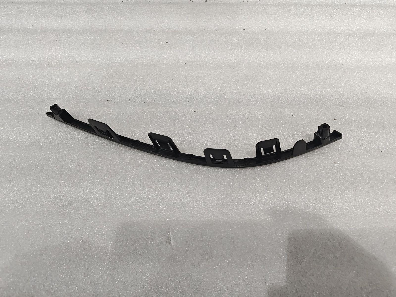 Front bumper lower body right trim strip