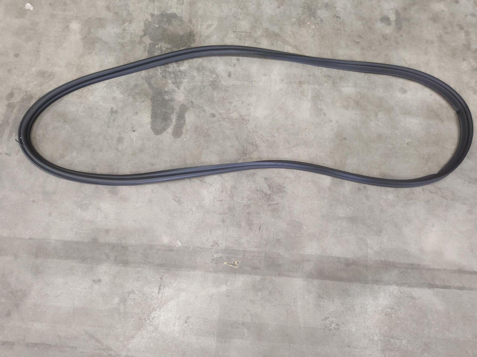 Tailgate frame weatherstrip