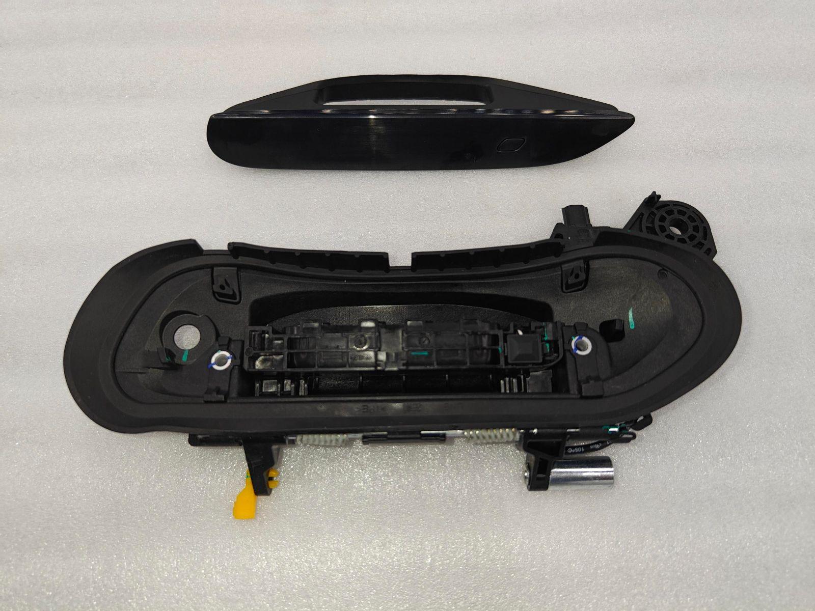 Left front door exterior handle assembly