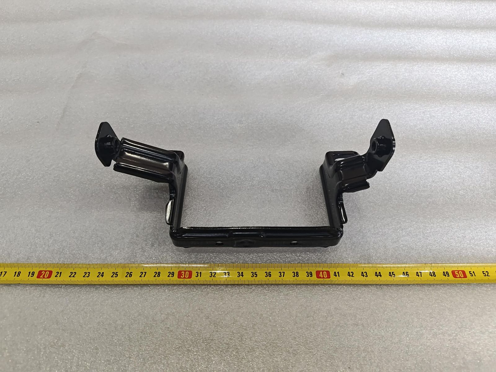 Passenger IP center mounting bracket assembly