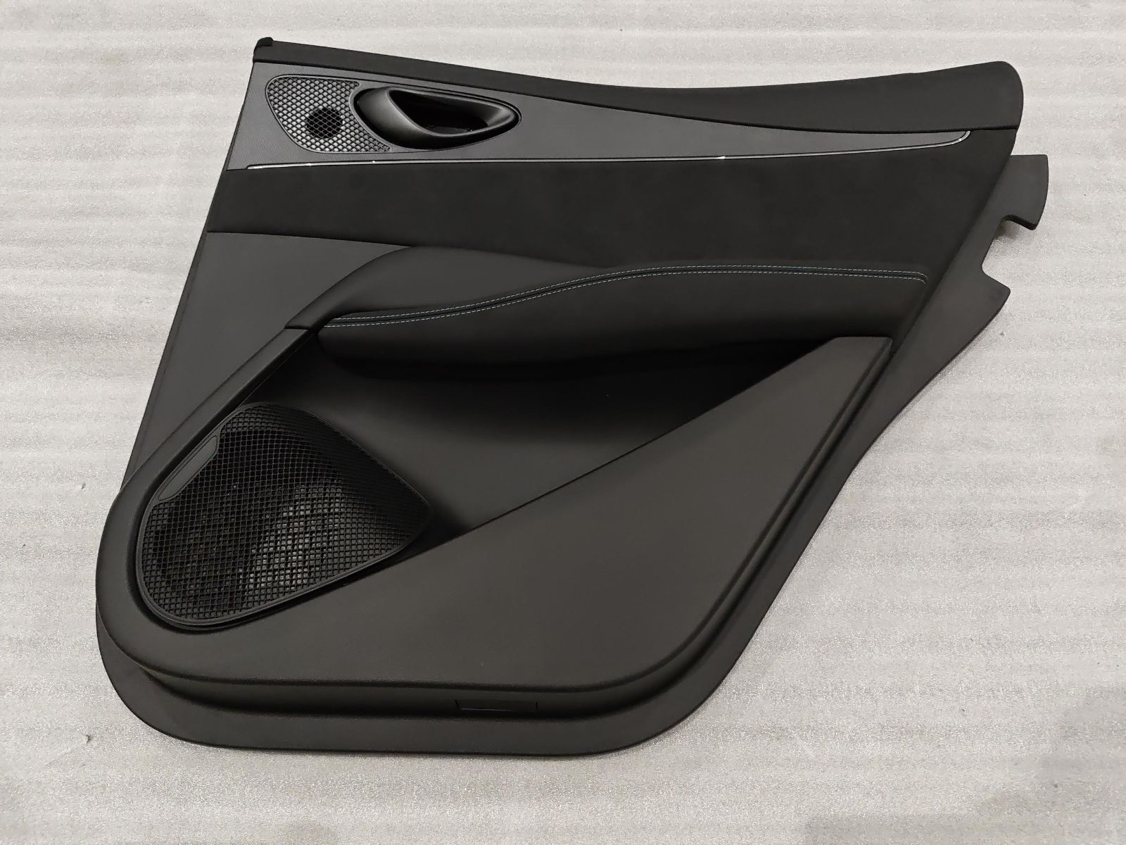 Right rear door trim panel assembly - Deep Black 5