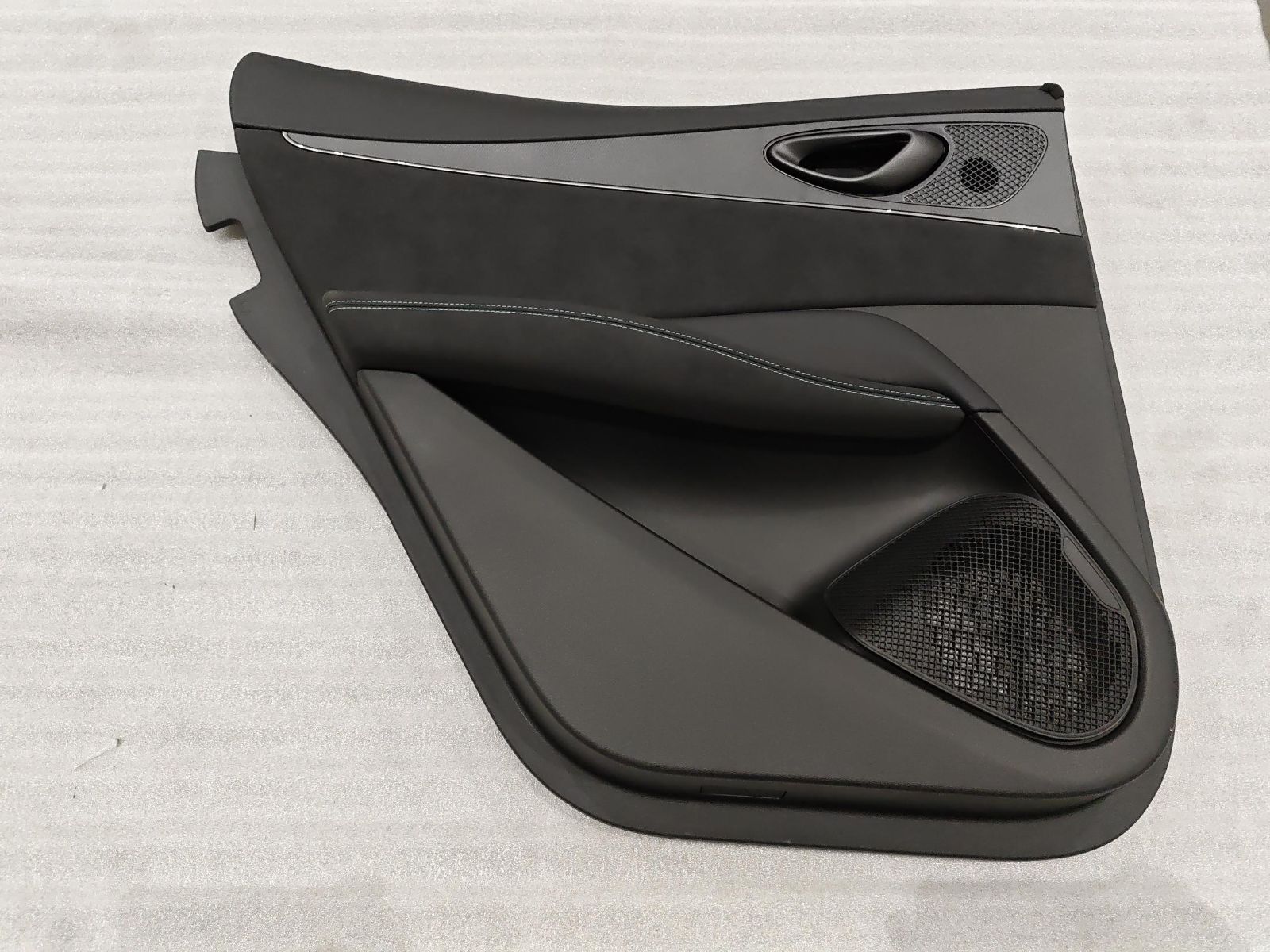 Left rear door trim panel assembly - Deep Black 5