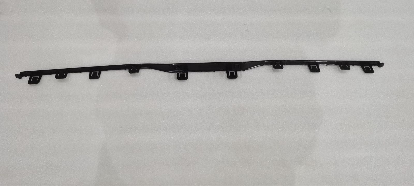 Front bumper lower body center trim strip