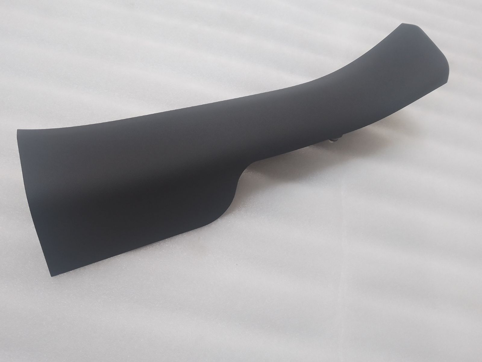 Right rear door sill trim panel assembly