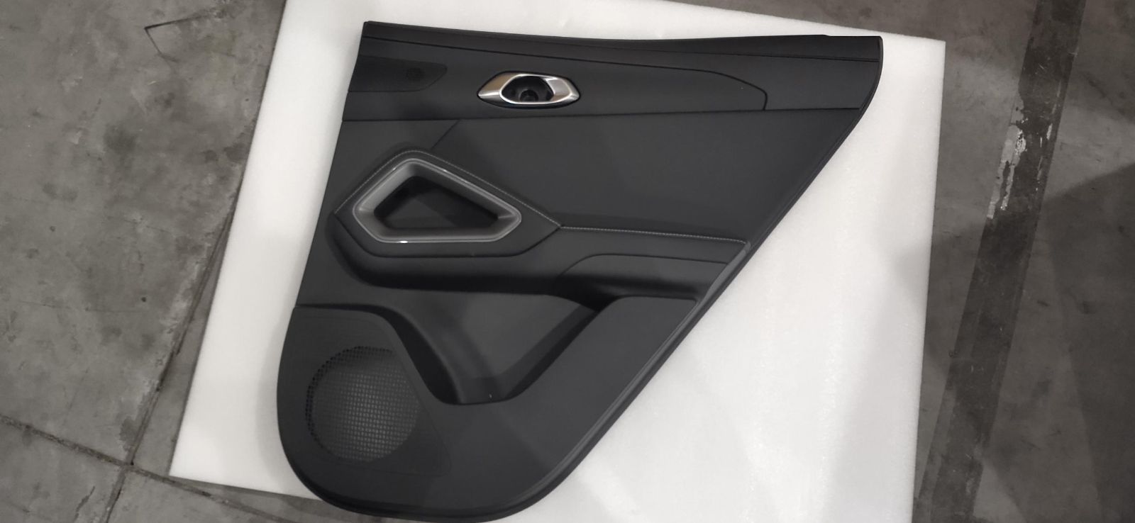 Right rear door trim panel sub-assembly - Deep Black 5