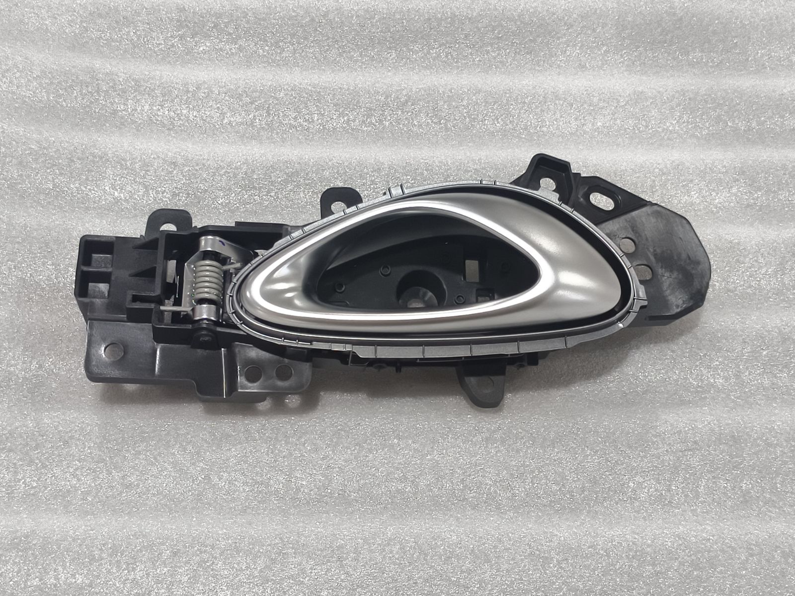 Right front door inner handle assembly