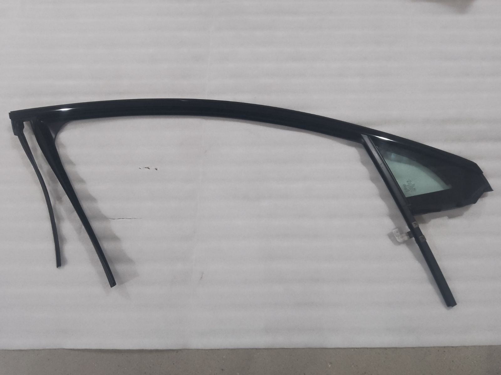 Right front door glass run channel assembly
